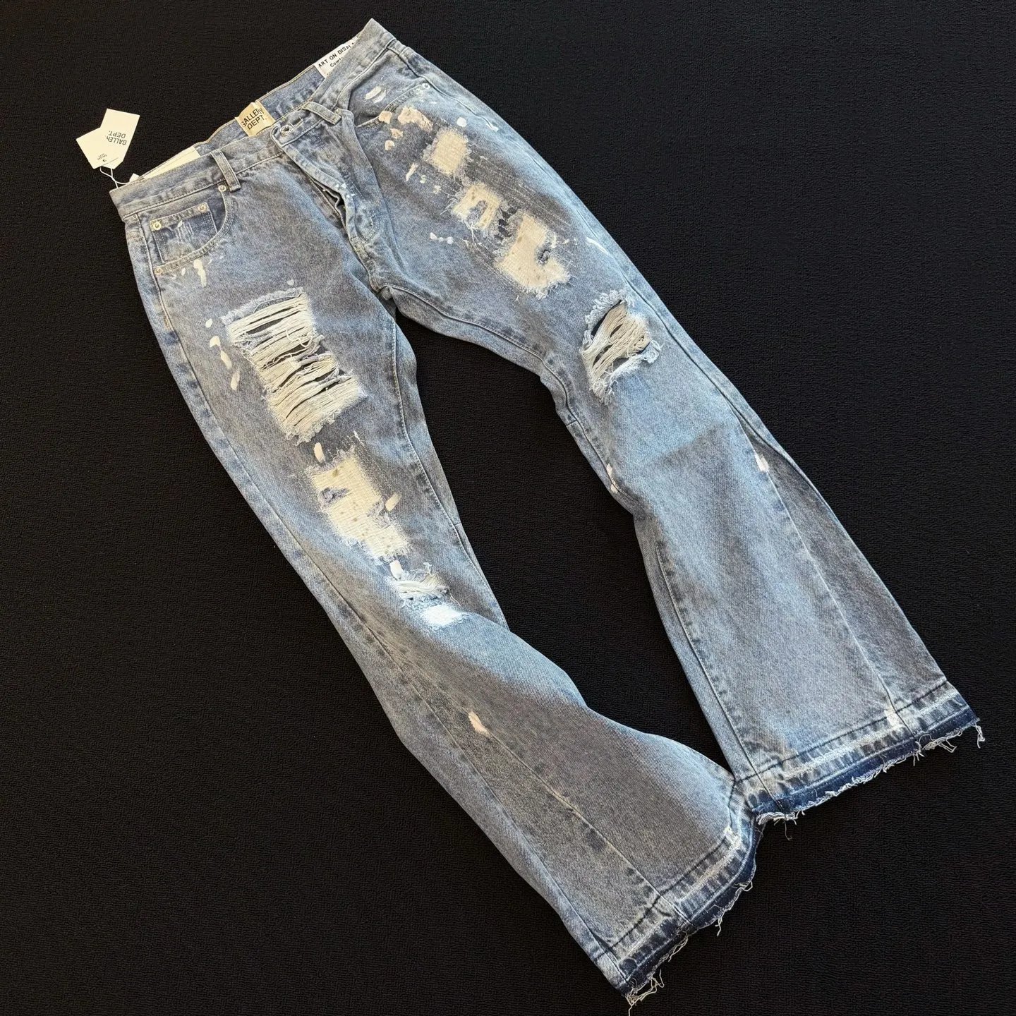 P250 model number: D354 GALLERY DEPT & Chrome hearts co-branded spliced washed flared ripped jeans, three-dimensional version, loose and comfortable, not picky about body shape, factory precision, original factory quality control, same style for men and women, can be matched with couples, versatile recommendation, must-have denim for all seasons, the process is made of heavy-duty washed pure cotton denim fabric, after washing, it is soft and thick, very stylish when worn on the body Size: 28, 30, 32, 34, 36 (S-XXL) Color: Splicing Size reference # 28 trouser length 100 waist 72 30 trouser length 102 waist 76 32 trouser length 104 waist 80 34 trouser length 106 waist 84 36 trouser length 108 waist 88